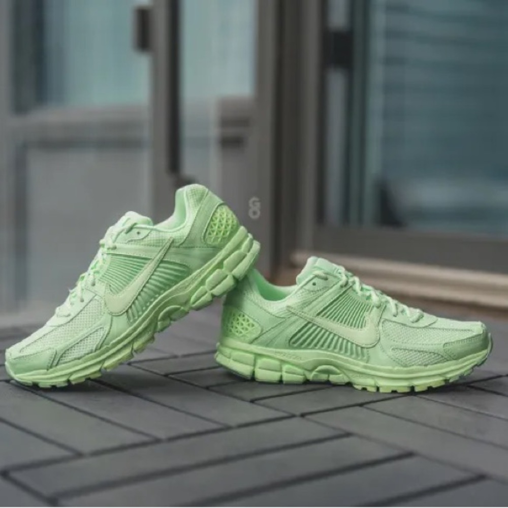 Nike Vomero 5 Vapor Green Size 8.5/10